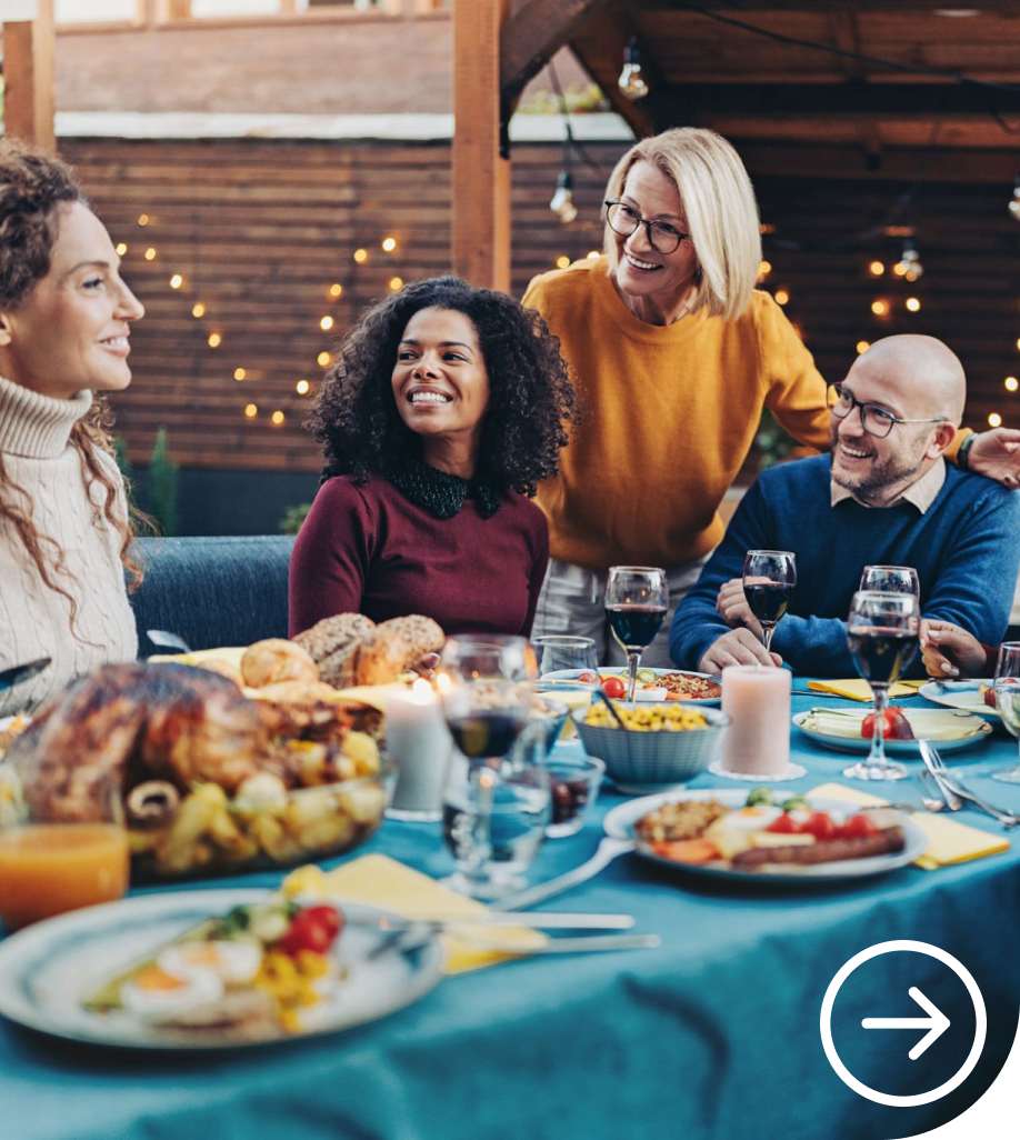 visuel d'un groupe de personnes étant à table, souriant pour l'article sur la digestion durant les fêtes